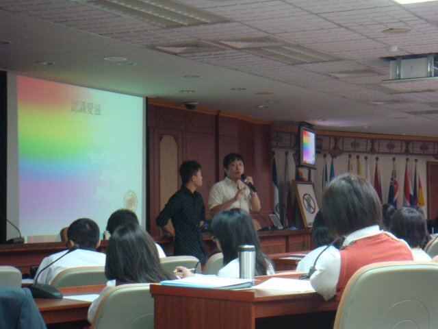 講師與老師、同學們互相交流圖片